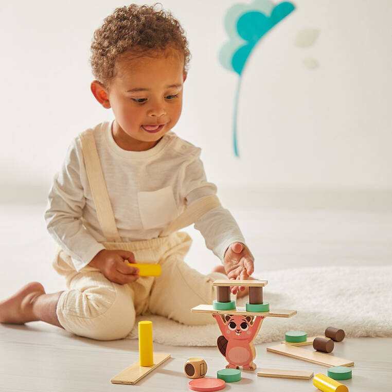 Kind speelt geconcentreerd met Montessori houten speelgoed