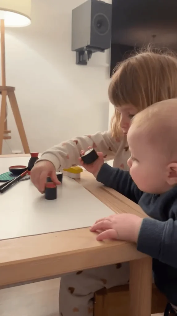 Twee kinderen spelen samen aan tafel