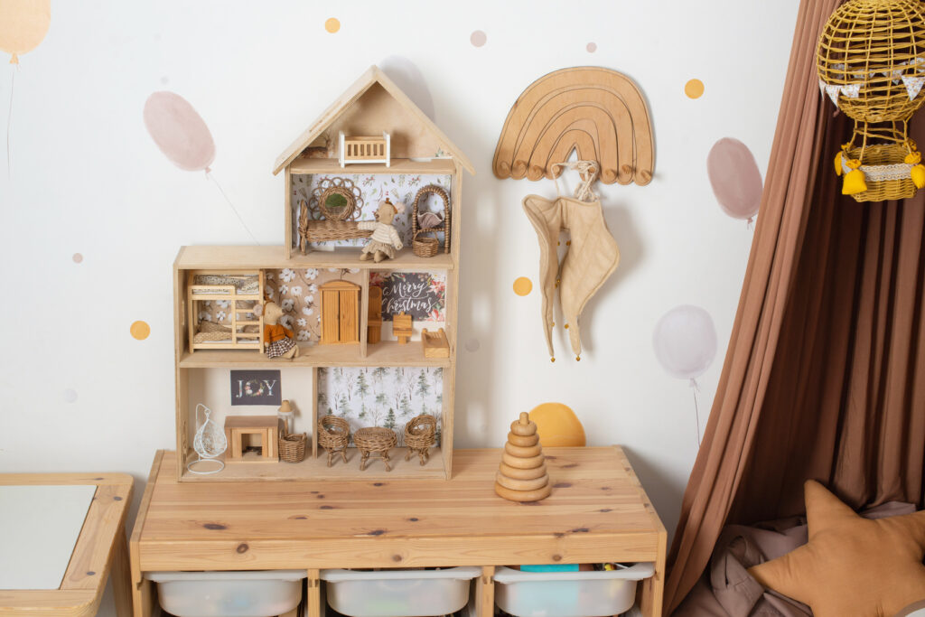 Rustige Scandinavische kinderkamer met een houten poppenhuis en houten speelgoed
