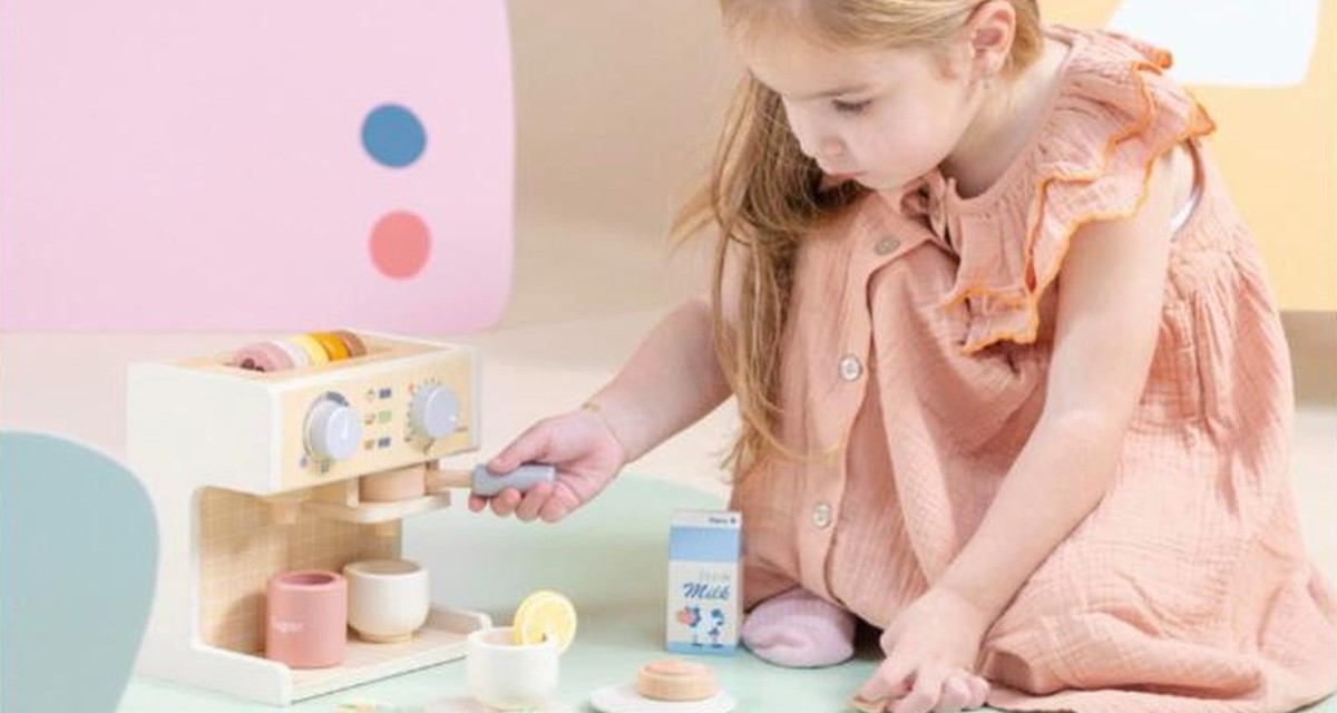 Kind speelt met het Woet houten koffiezetapparaat